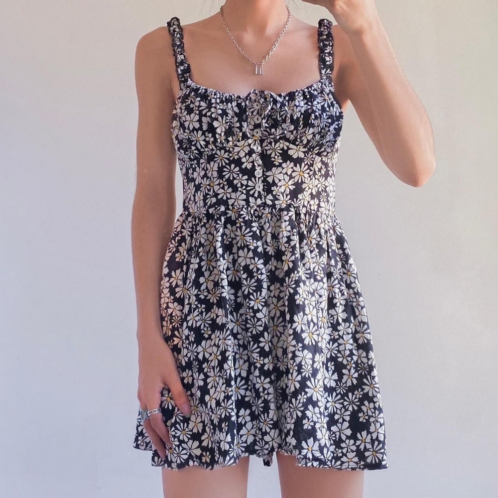 M Urban Outfitters UO Tate Tie Front Daisy‎ Print Romper